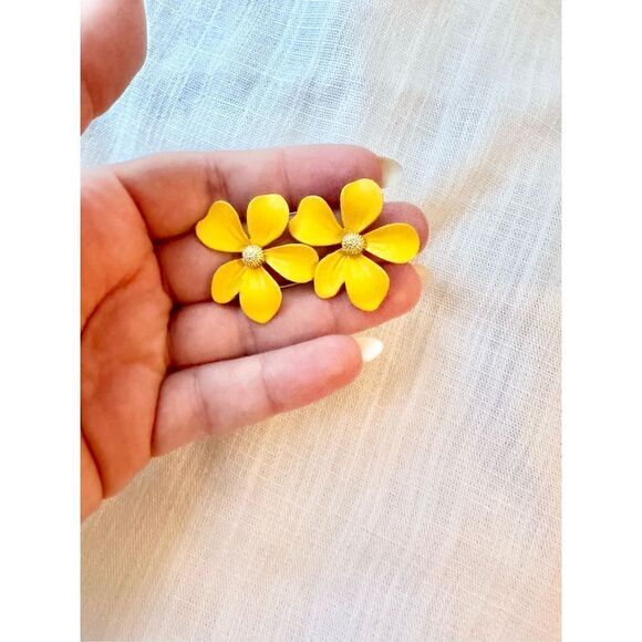 Yellow petal Daisy stud earrings - Picture 3 of 3